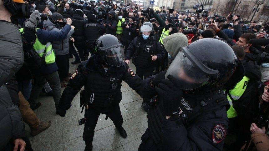Март обвинил. Массовые беспорядки в России 2021. Полиция в Москве разгоняет демонстрантов.