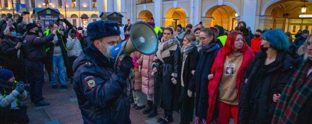 В питере попали. Митинг. Митинг в СПБ на Гостином дворе. Питер Гостиный двор митинг. Демонстрация в Петербурге.